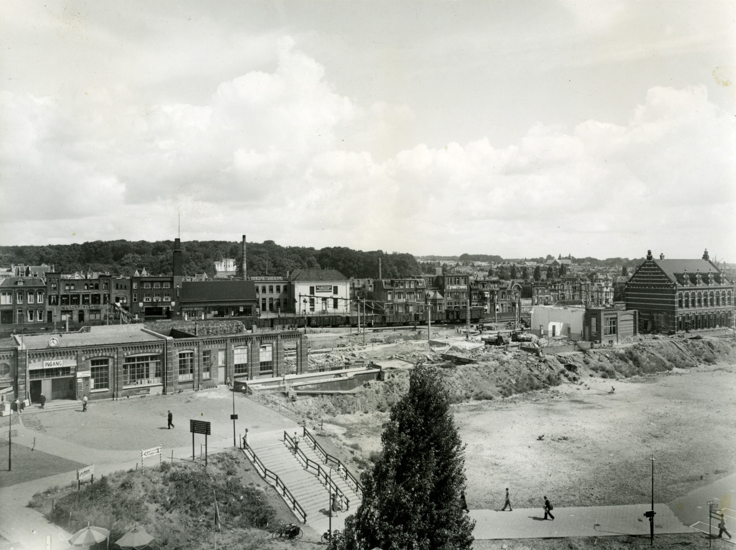 Op deze foto van het station kun je rechts het voormalig distributiekantoor goed zien, 1952. 